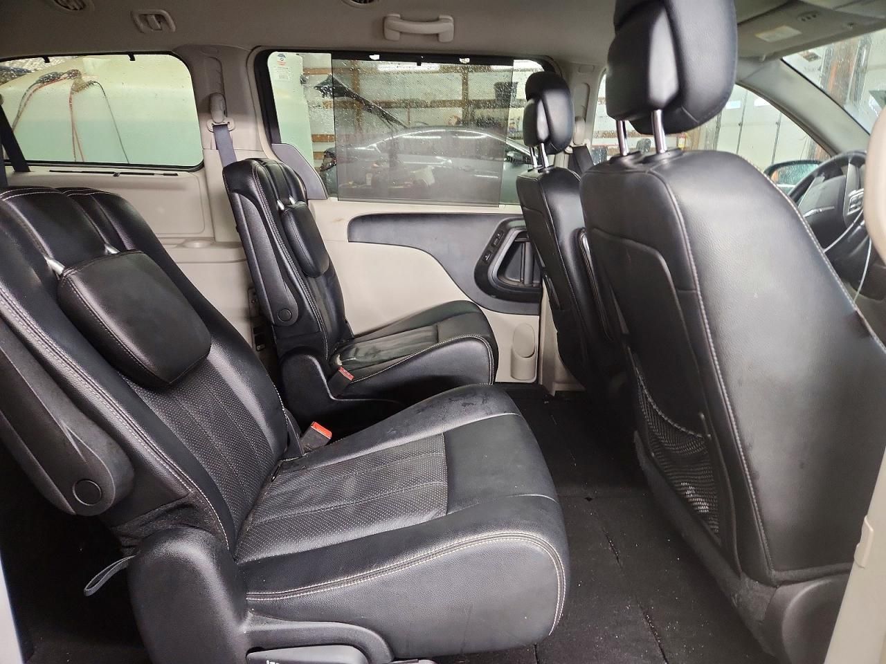 2016 Chrysler Town & Country Touring l