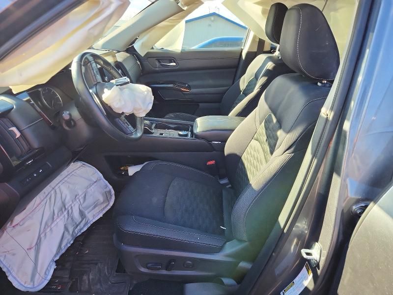 2022 Nissan Pathfinder sv