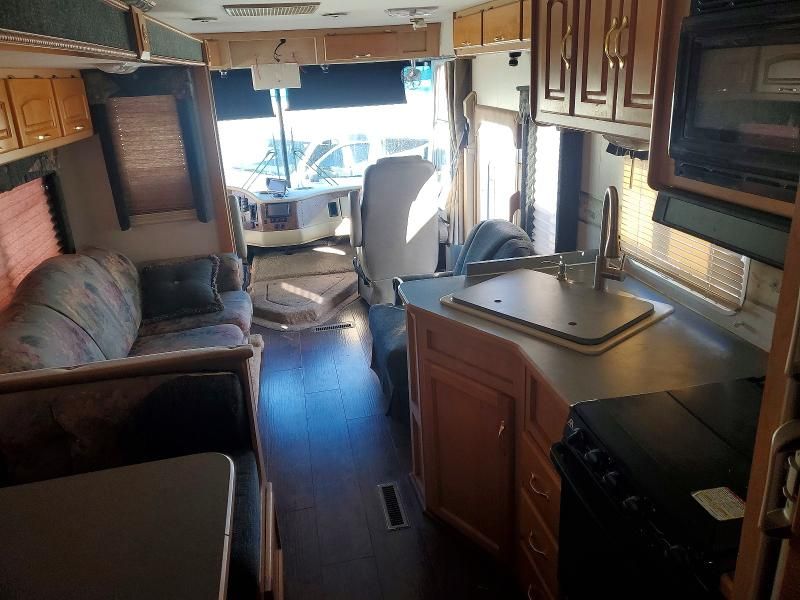 2003 Damon 2003 Workhorse Custom Chassis Motorhome Chassis W2