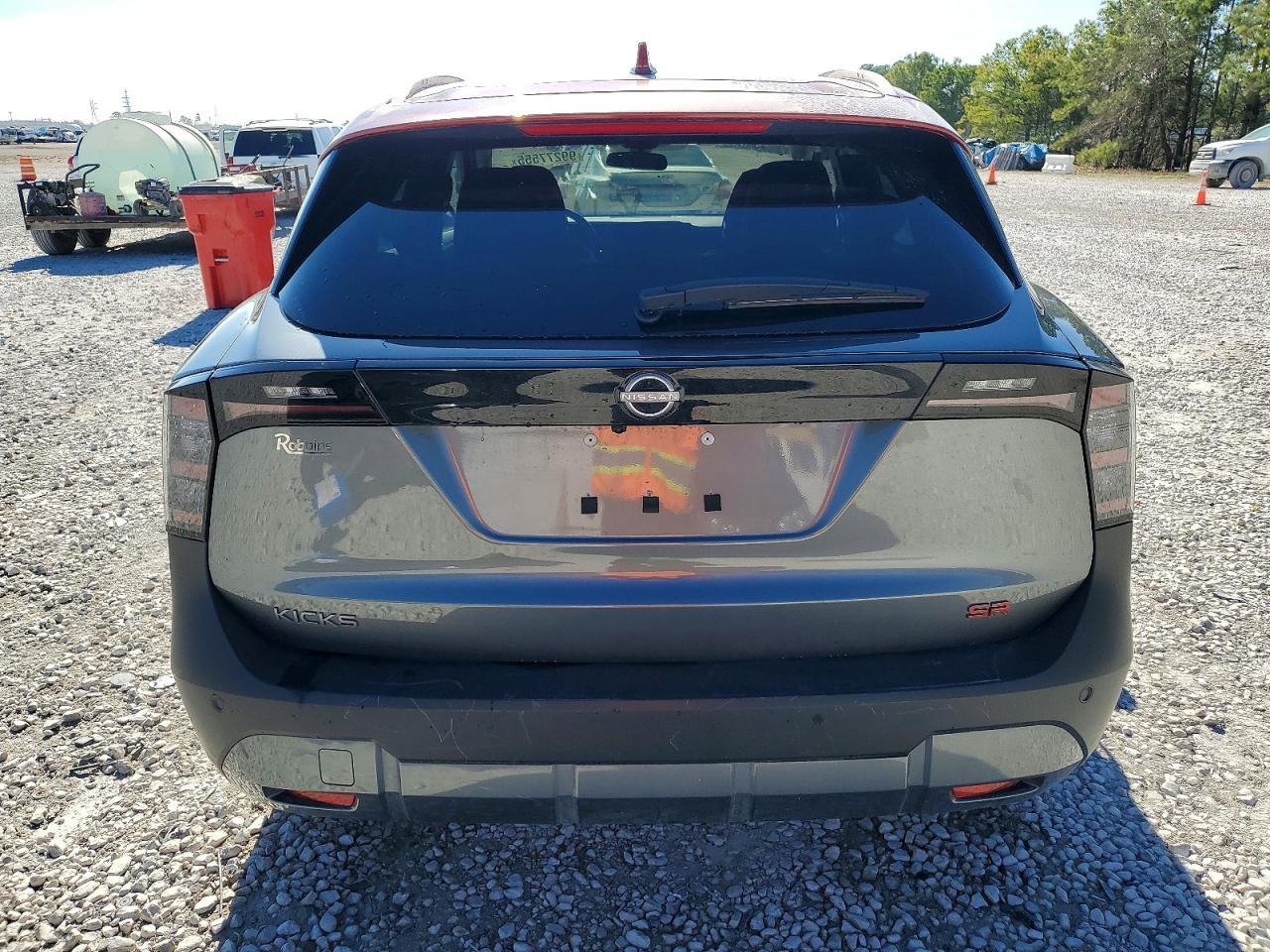 2025 Nissan Kicks sr