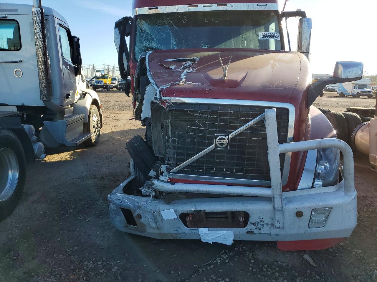 2013 Volvo VNL Semi Truck