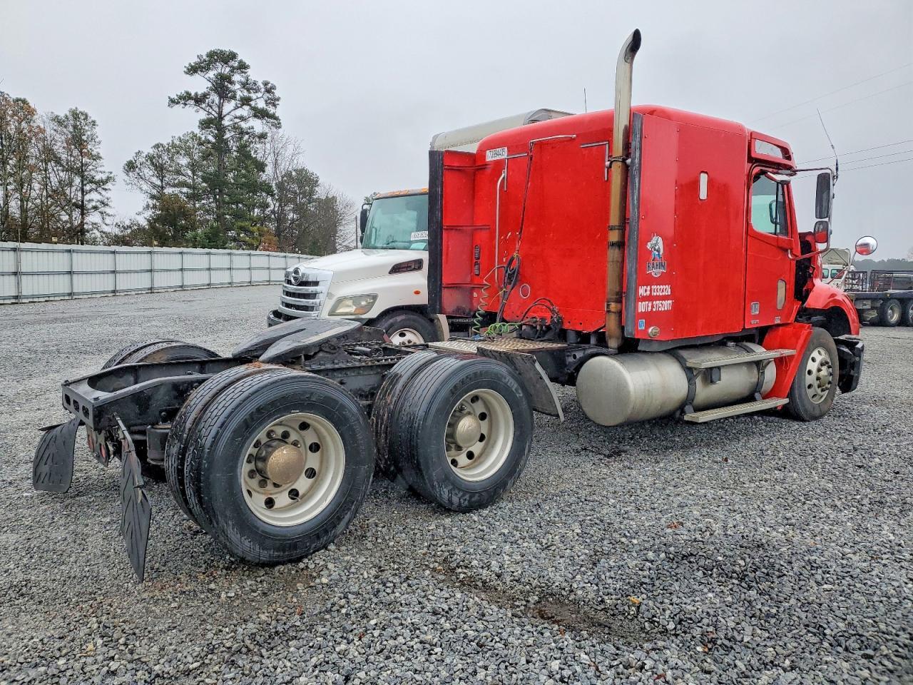 2006 Freigliner 2004 Freightliner Columbia 112 Semi Truck