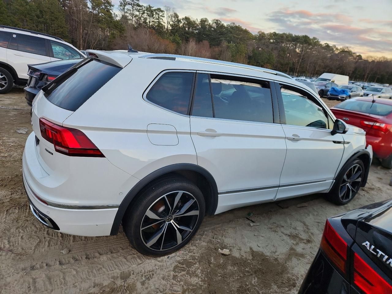 2023 Volkswagen Tiguan sel R-line Black