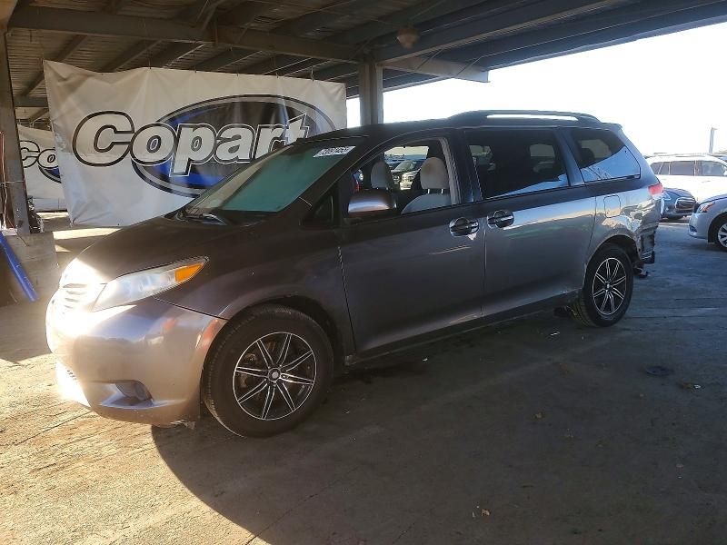 2013 Toyota Sienna xle 8-passenger