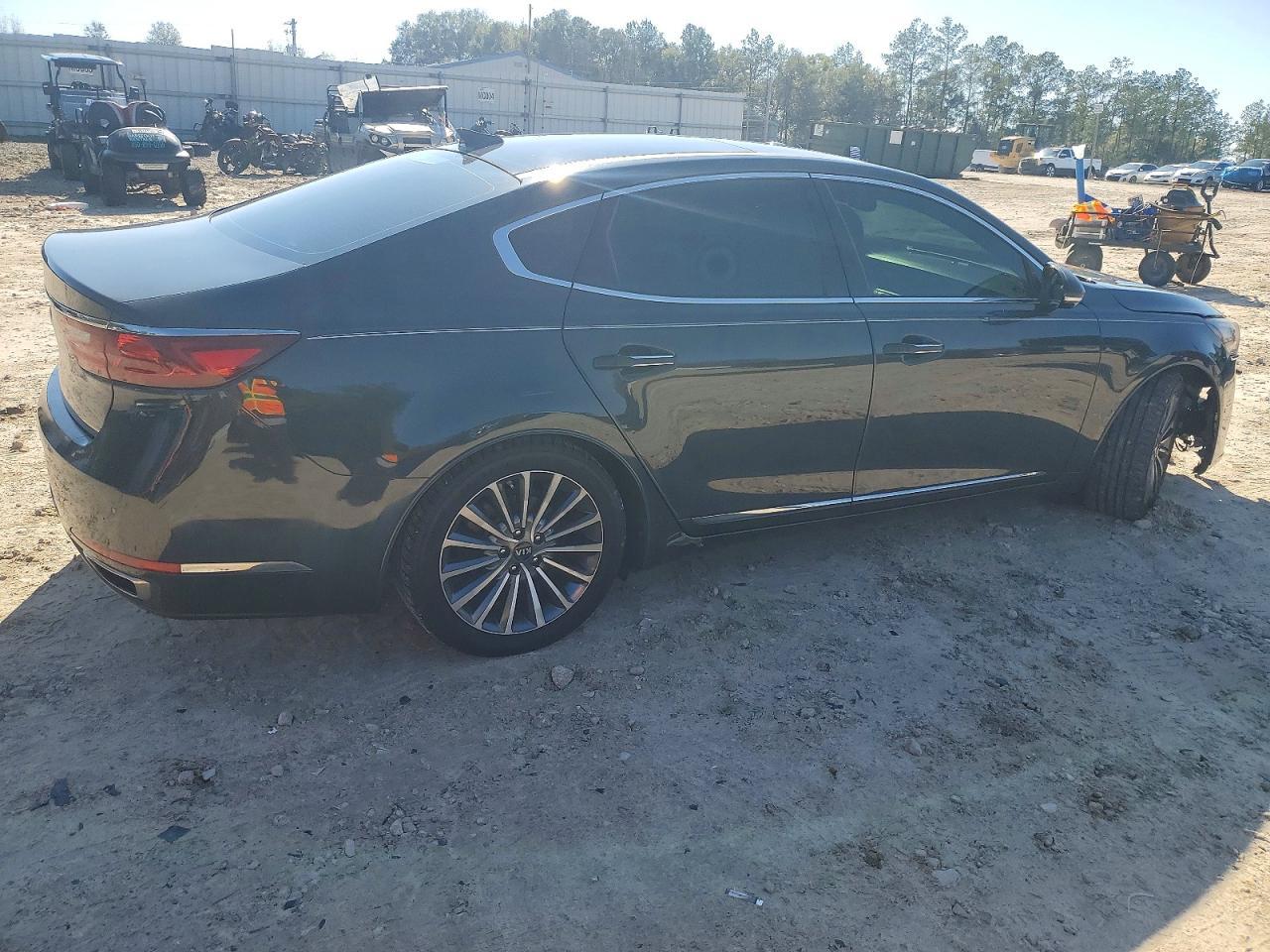 2017 KIA Cadenza Technology