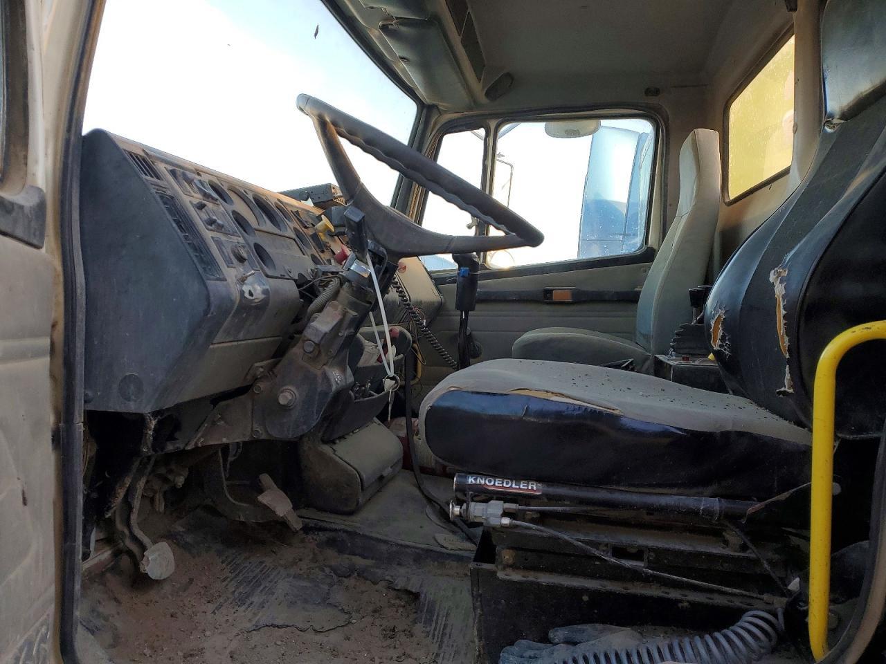 2000 Freightliner FL112 ROLL-OFF Container Truck