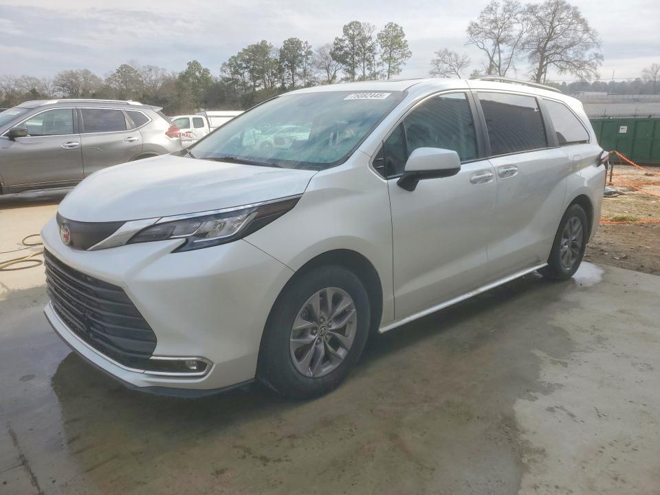 2023 Toyota Sienna xle