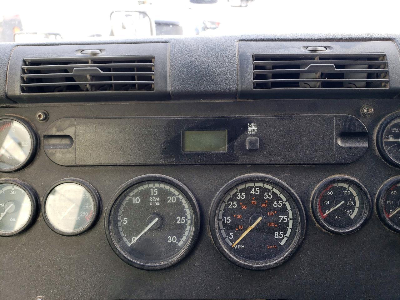 2013 Freightliner Cascadia Semi Truck