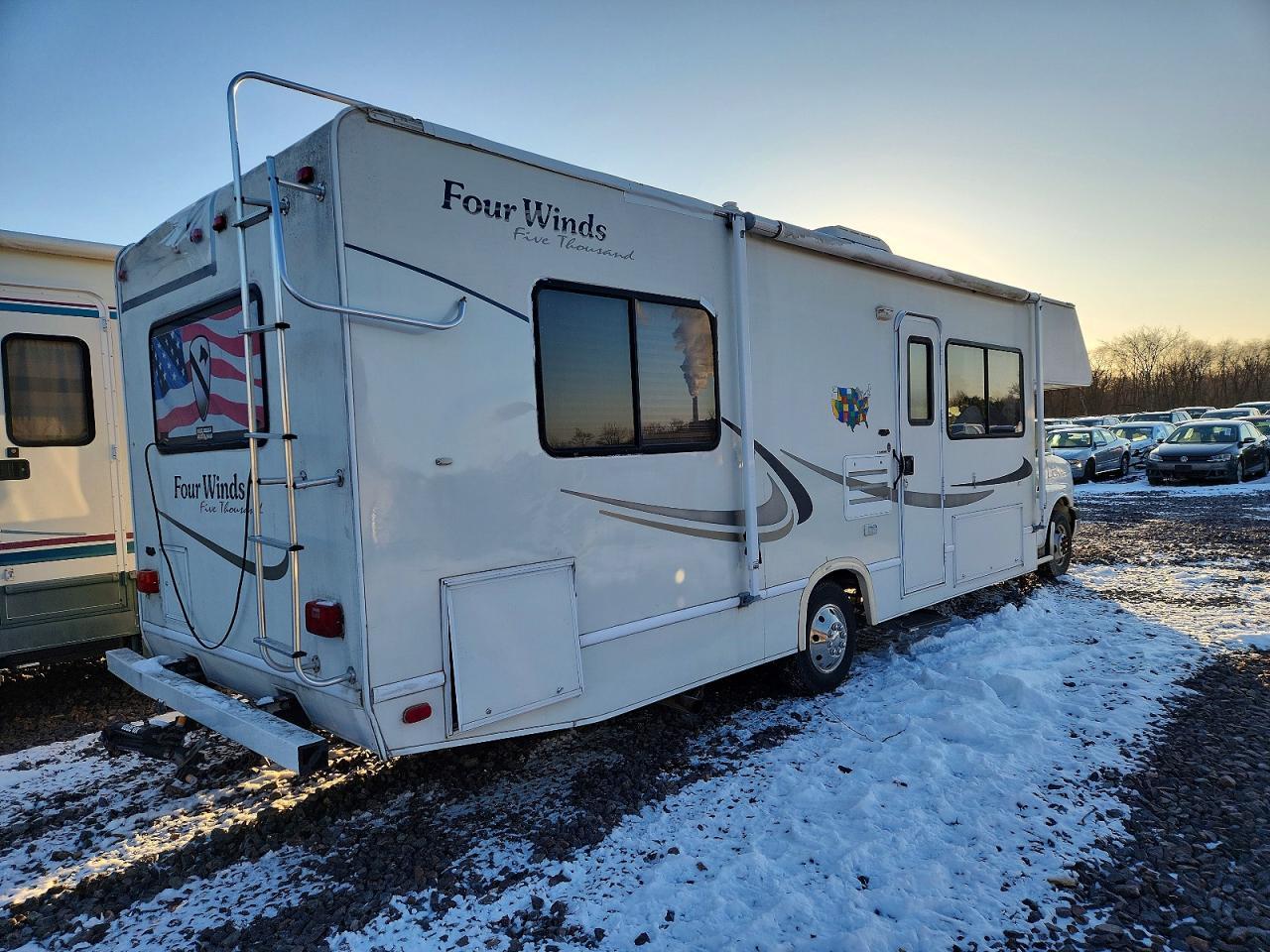 2004 Chevrolet 2004 Four Winds 5000 Recreational Vehicle