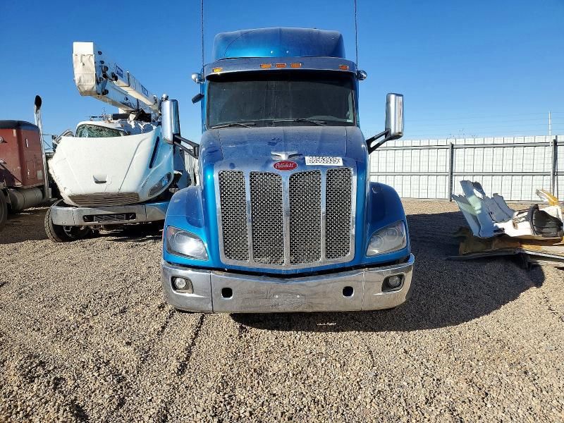 2015 Peterbilt 579 Semi Truck