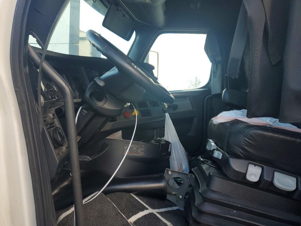 2020 Freigliner 2020 Freightliner Cascadia 126 Semi Truck
