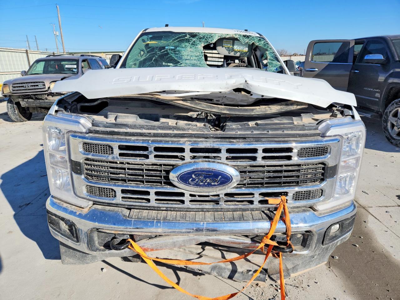 2025 Ford F250 Super Duty Flatbed Truck
