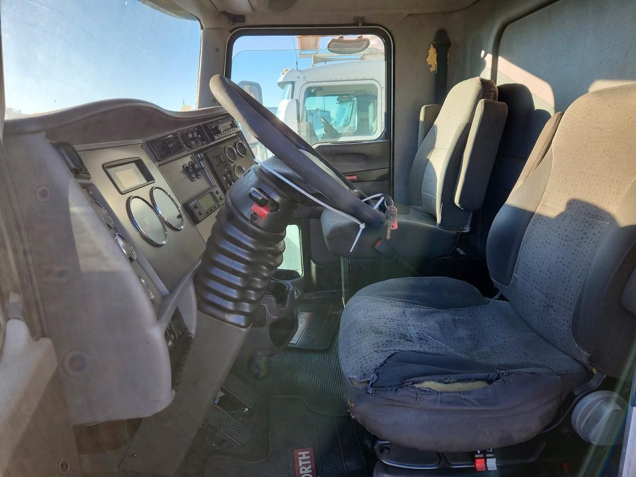 2011 Kenworth Constructi-BOX Truck