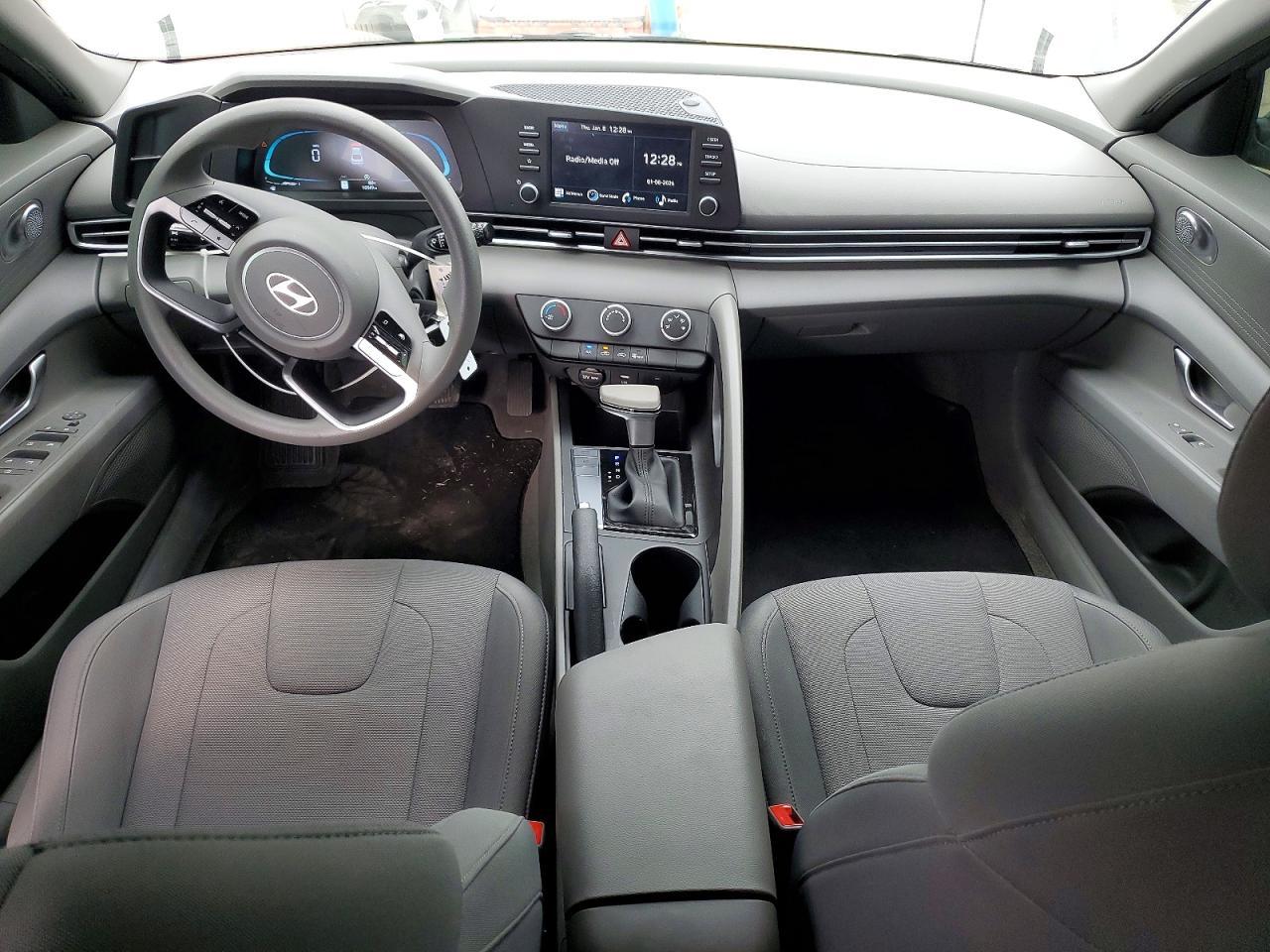 2025 Hyundai Elantra se
