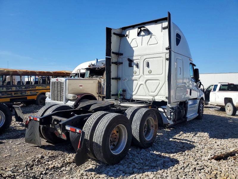 2018 Freightliner Cascadia 126 Semi Truck