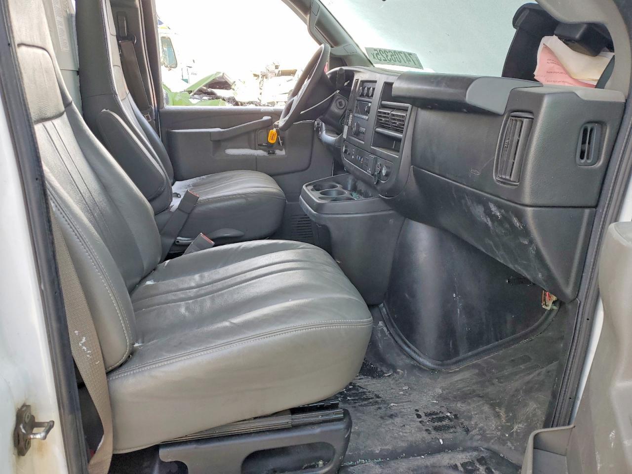 2022 GMC Savana CUT-BOX Truck