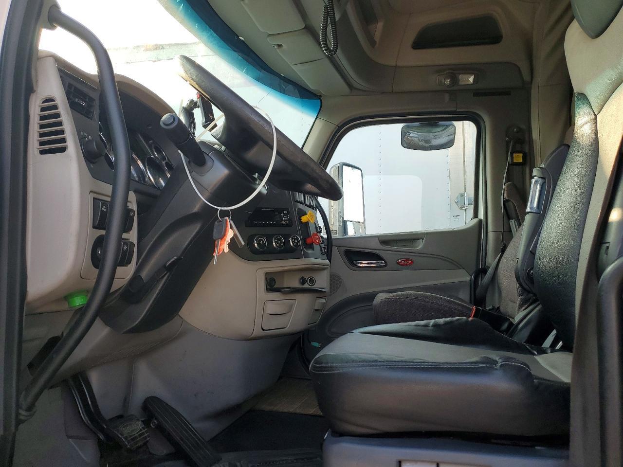 2019 Peterbilt 579 Semi Truck