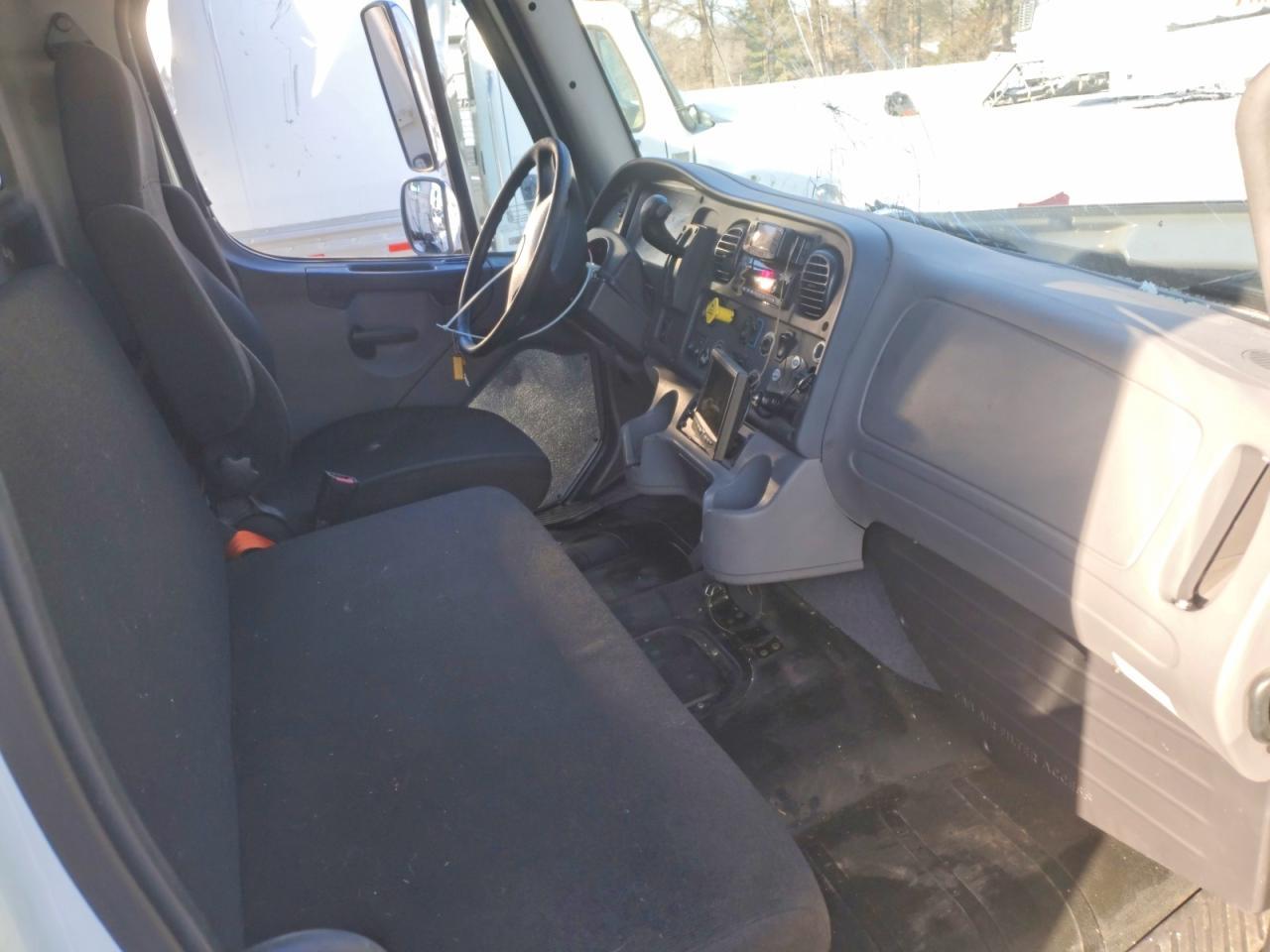 2022 Freightliner Business Class M2 BOX Truck