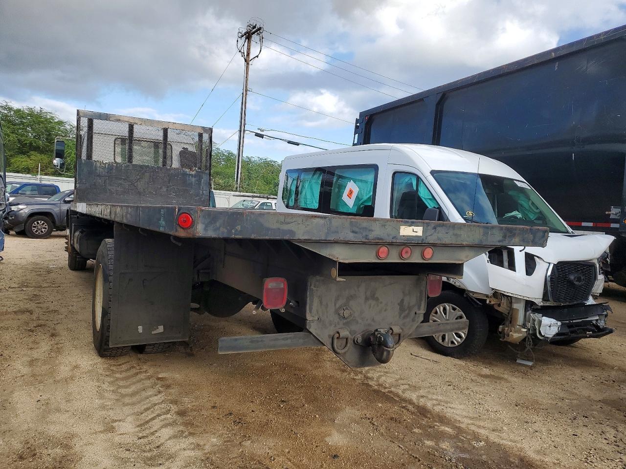 2002 GMC T-6500 Flatbed Truck
