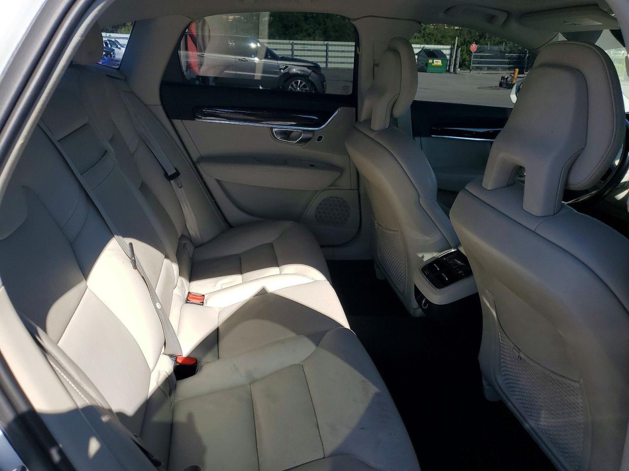 2017 Volvo S90 T6 Momentum