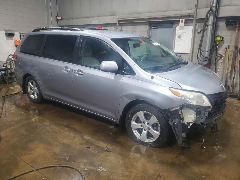 2013 Toyota Sienna le