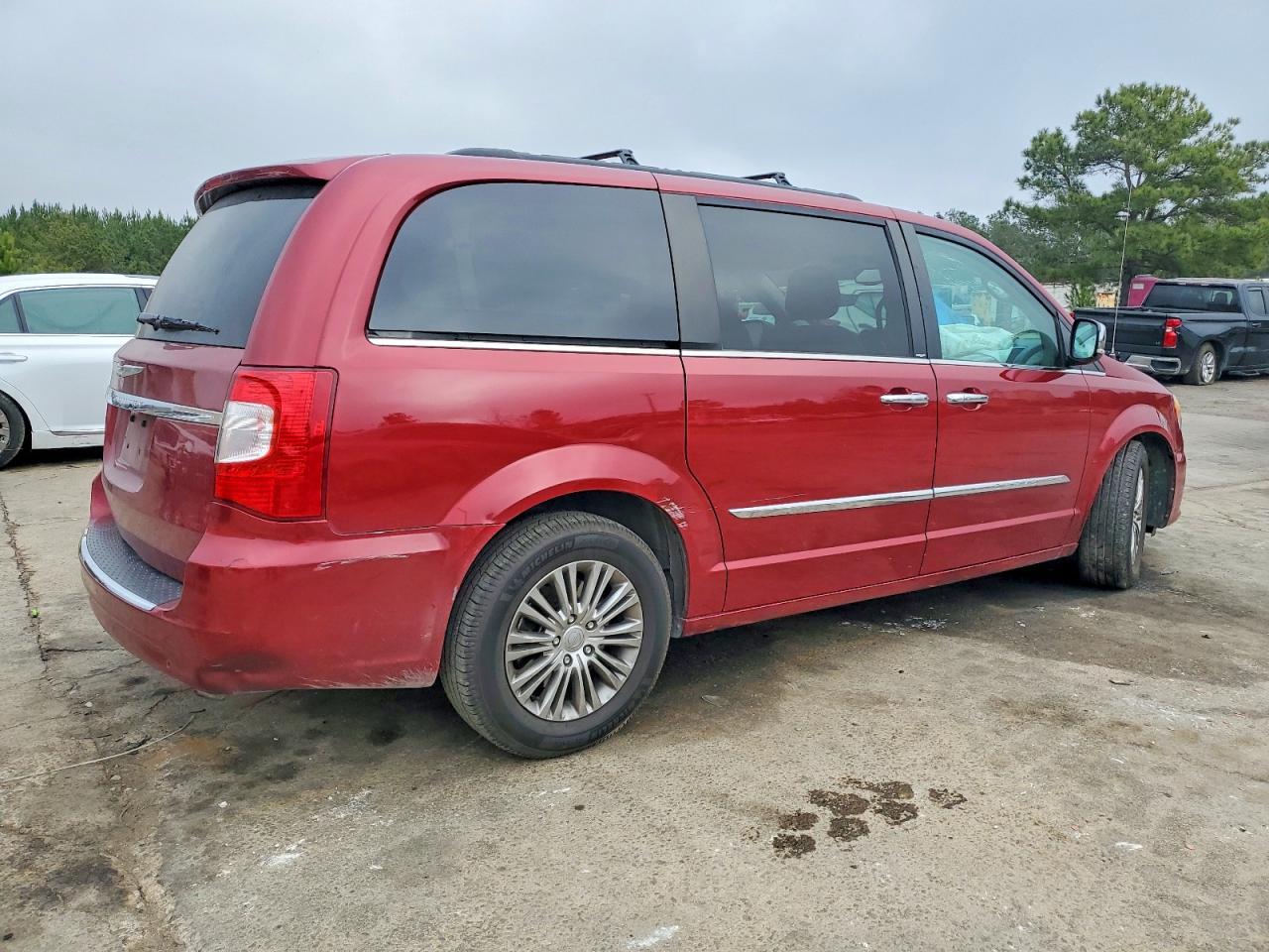 2013 Chrysler Town & Country Touring l