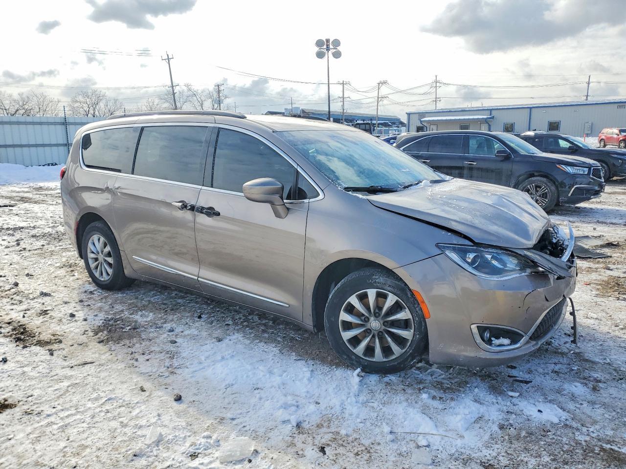 2017 Chrysler Pacifica Touring l