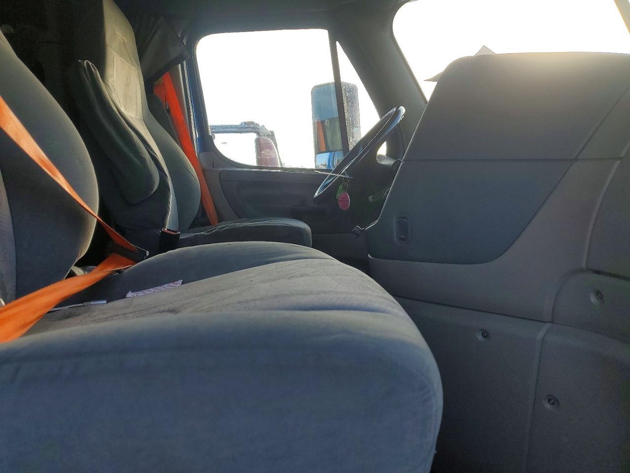 2016 Freightliner Cascadia 126 Semi Truck