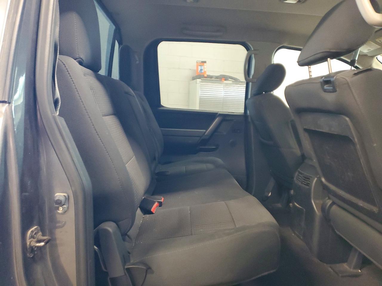 2014 Nissan Titan sv