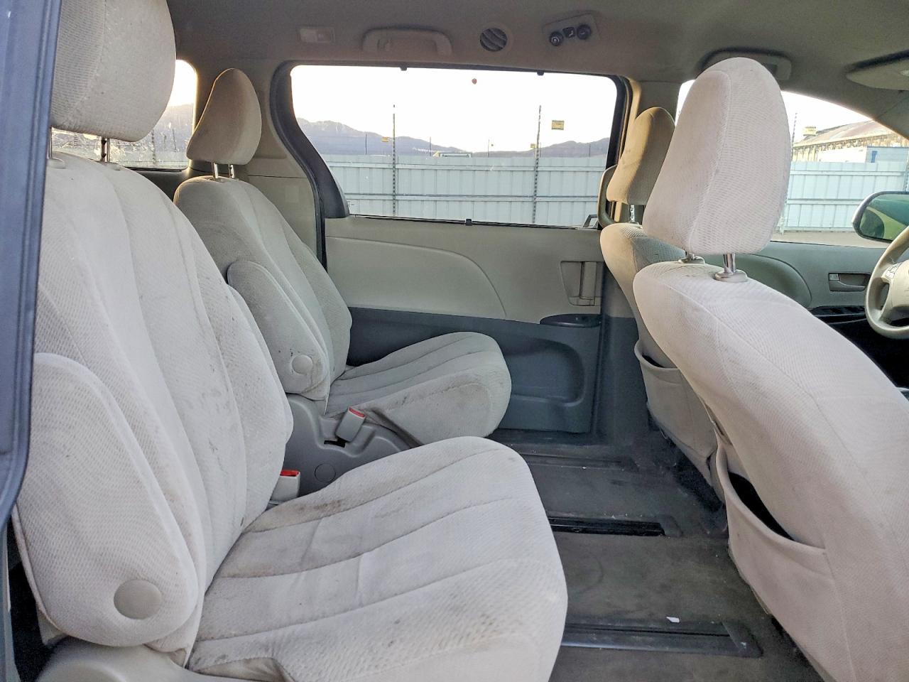 2012 Toyota Sienna le