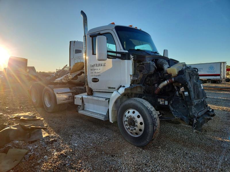 2017 Kenworth T680 Semi Truck