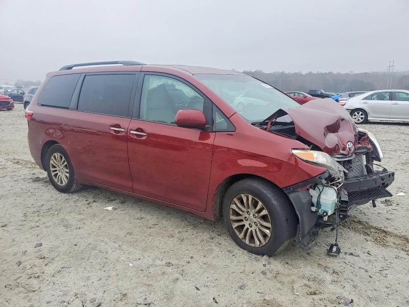 2015 Toyota Sienna xle Premium 8-passenger