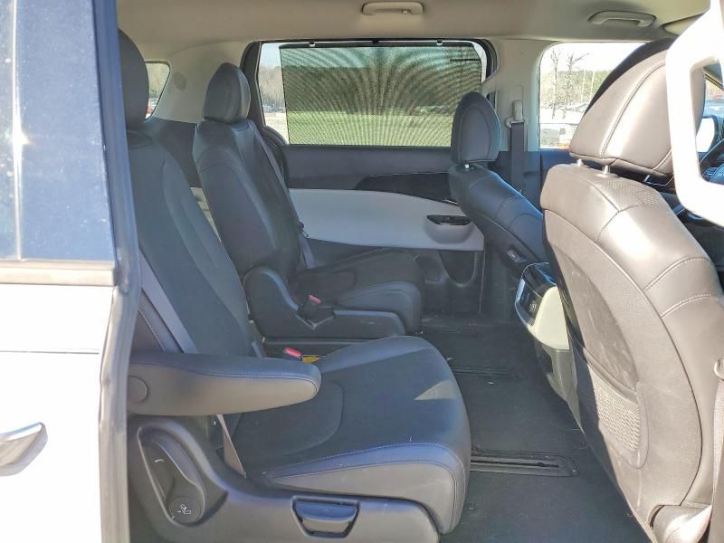 2023 KIA Carnival sx