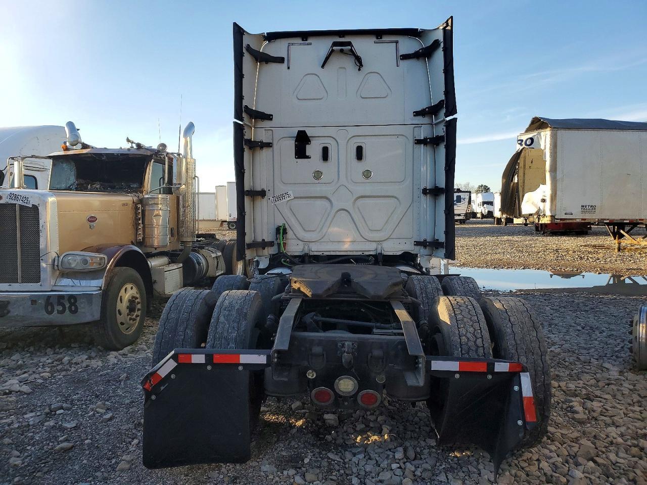 2018 Freightliner Cascadia 126 Semi Truck
