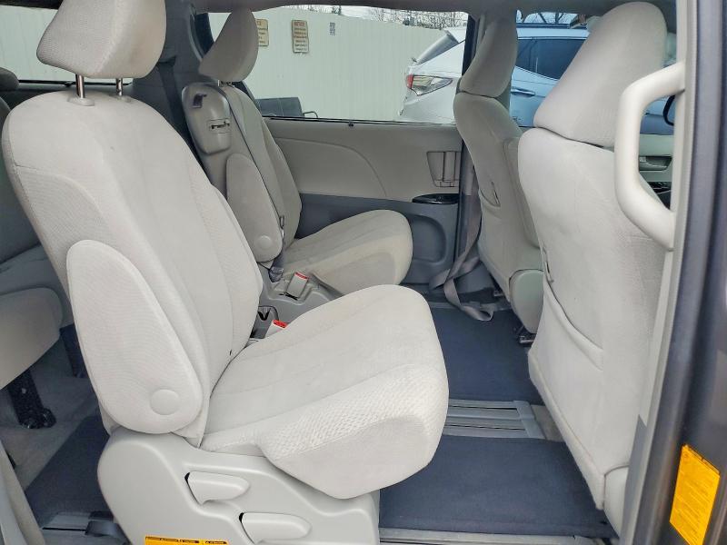 2013 Toyota Sienna le 8-passenger