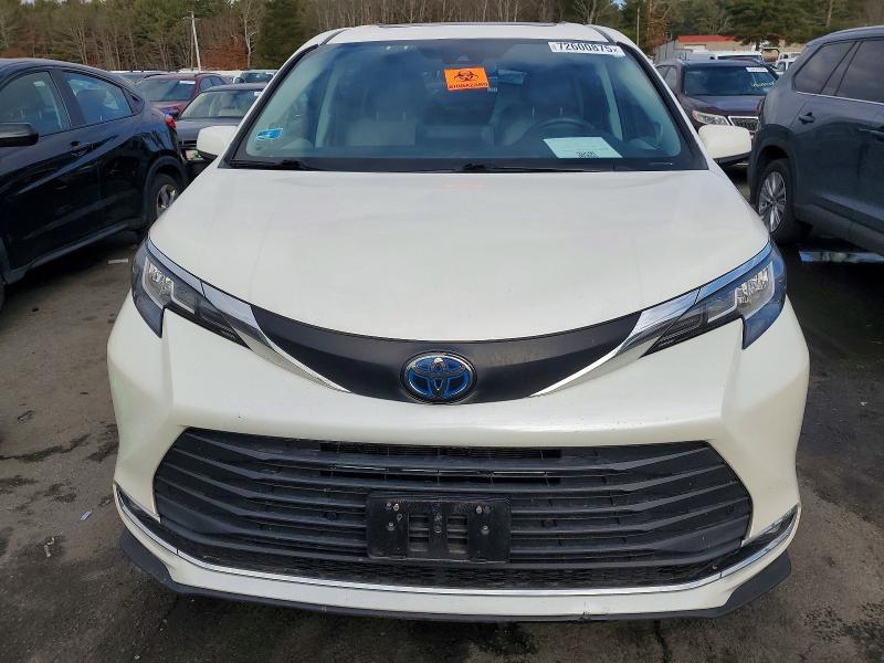 2021 Toyota Sienna xle