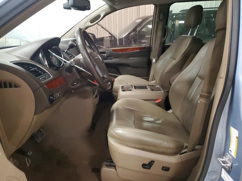 2013 Chrysler Town & Country Touring l