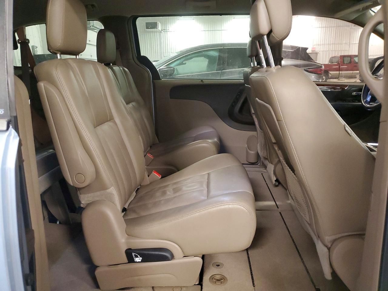 2013 Chrysler Town & Country Touring l