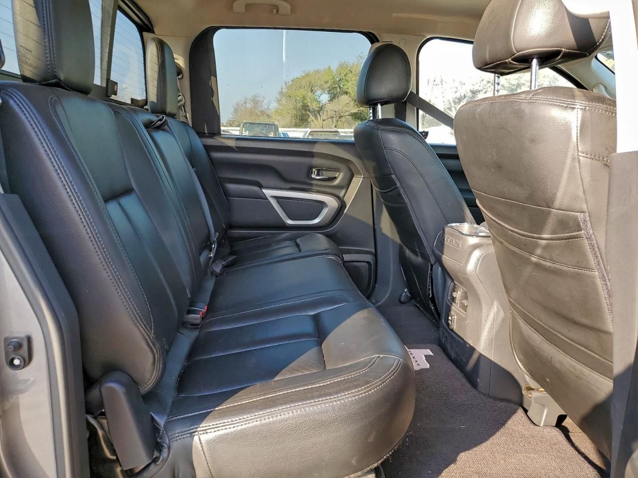 2017 Nissan Titan sv