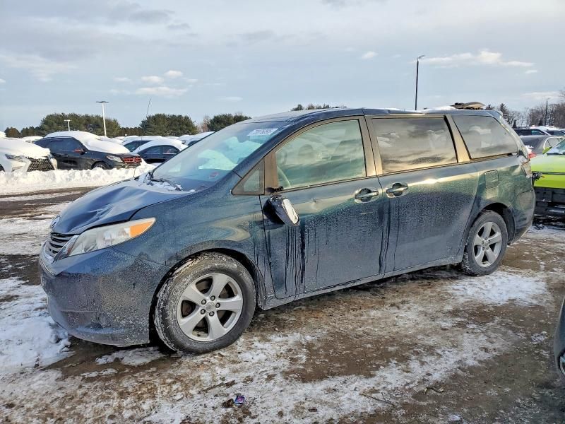 2012 Toyota Sienna le 8 Passenger