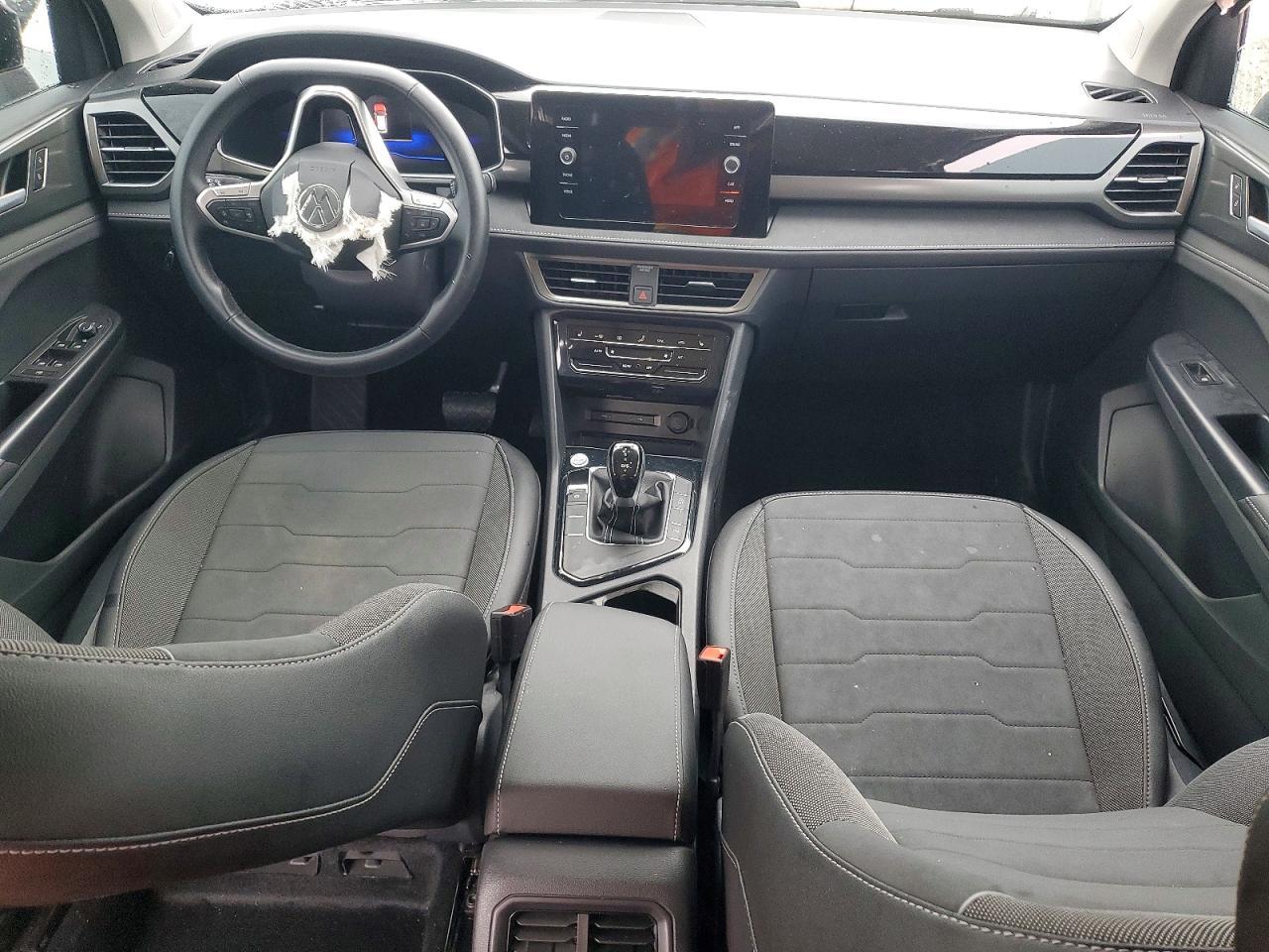 2025 Volkswagen Taos se Black