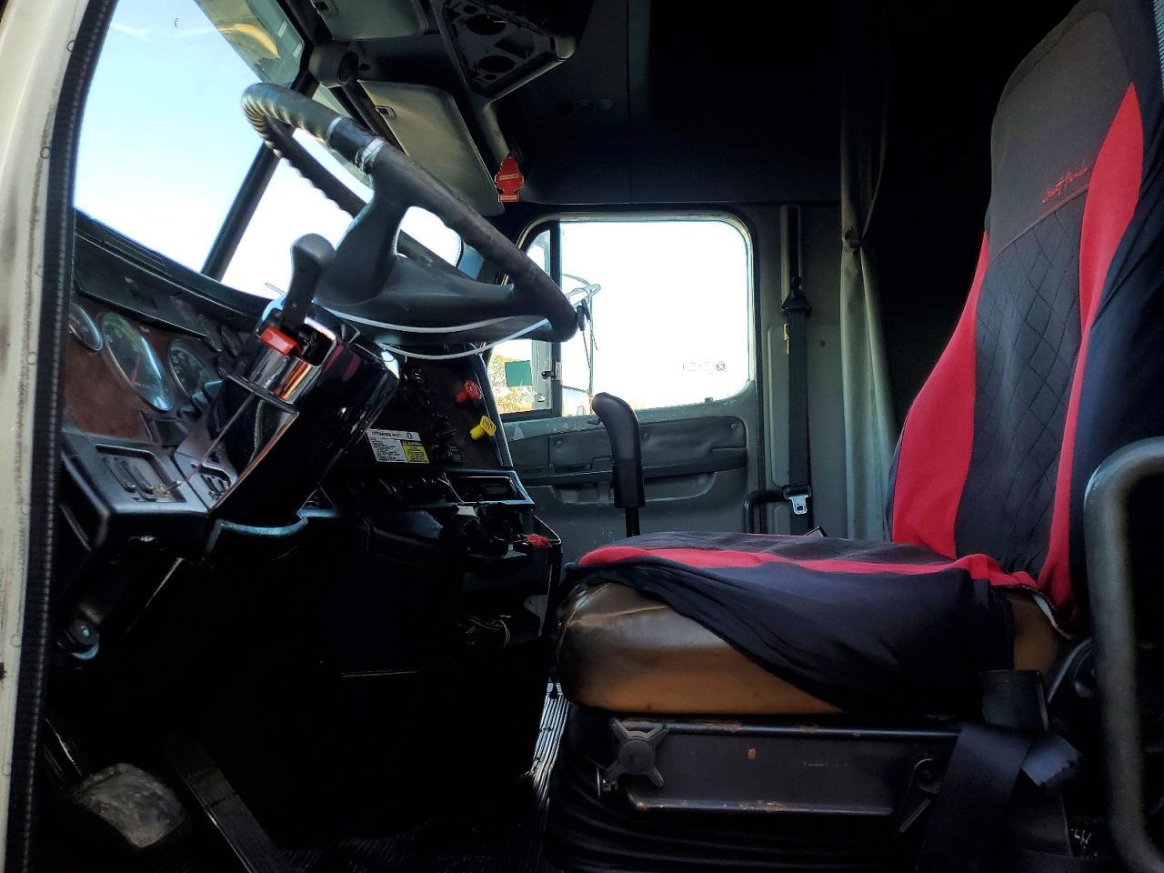 2000 Freightliner CC Conventional Semi Truck