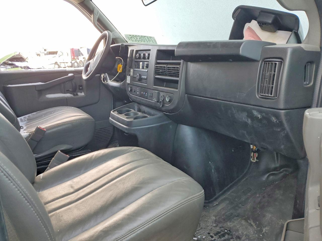 2022 GMC Savana CUT-BOX Truck