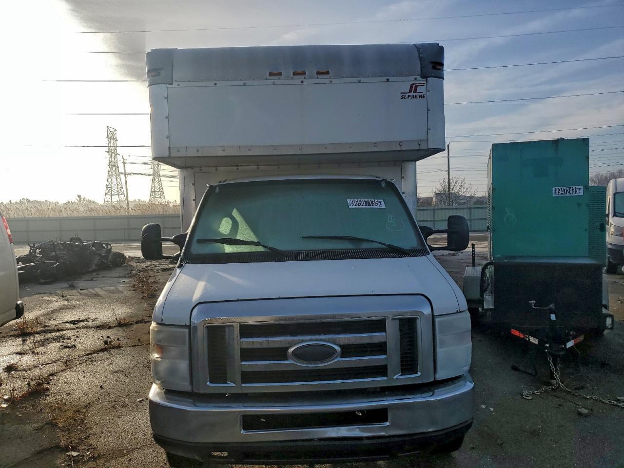 2015 Ford Econoline-BOX Truck