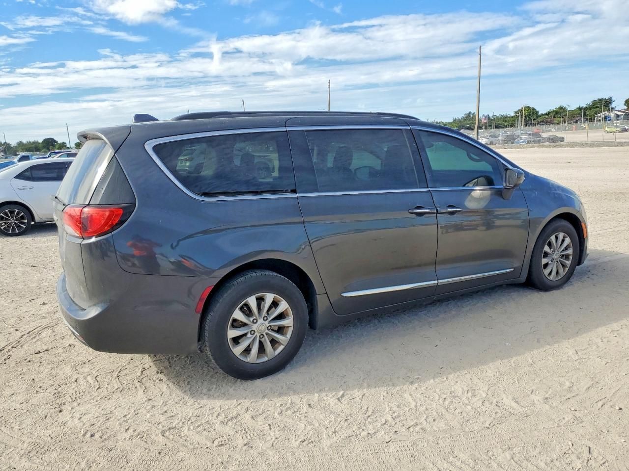 2017 Chrysler Pacifica Touring l