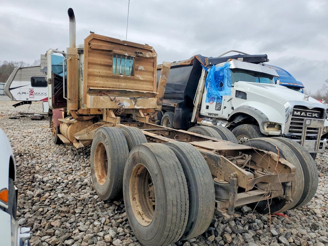 2000 International 9900I Truck Cab AND Chassis