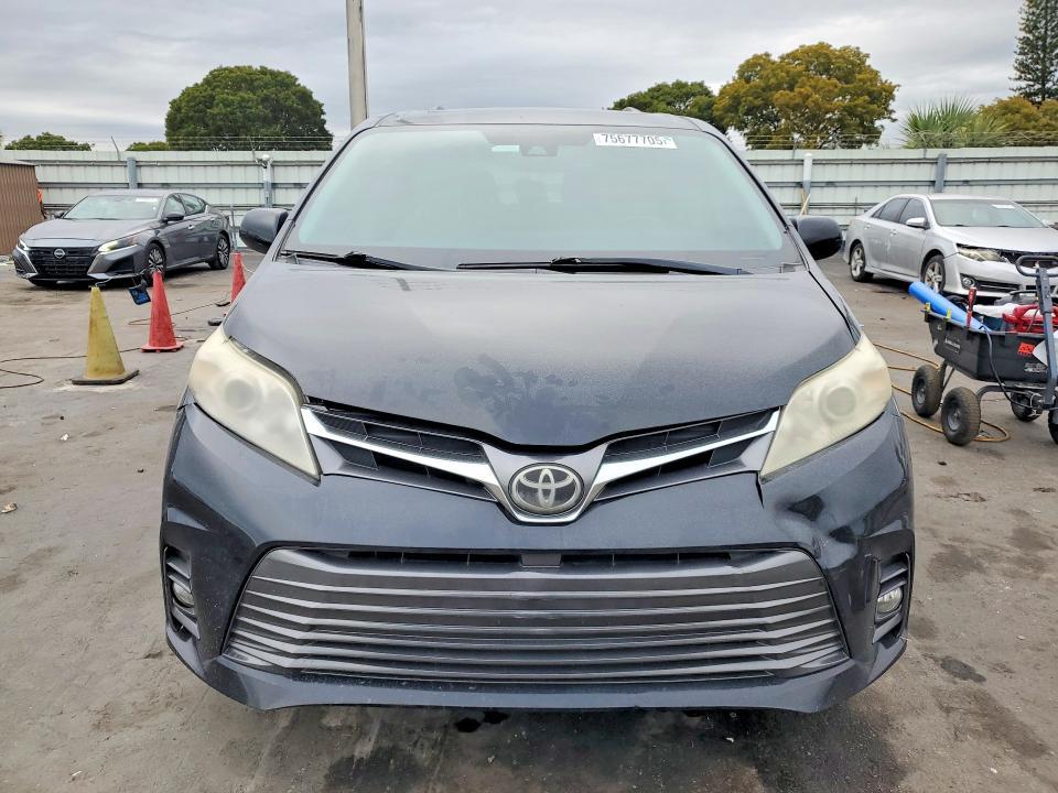 2018 Toyota Sienna XLE