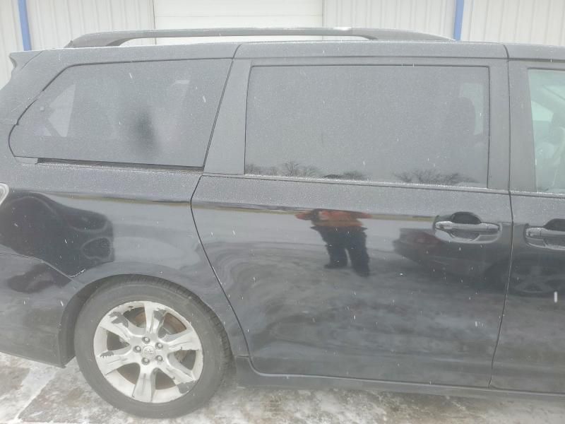 2011 Toyota Sienna se 8-passenger