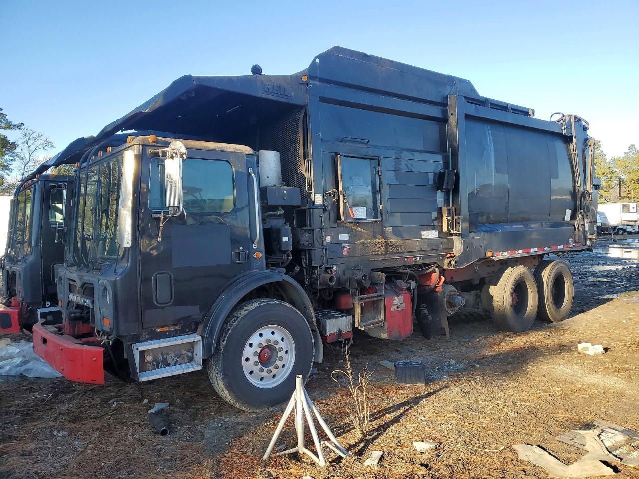 2015 Mack MRU613 Refuse Truck