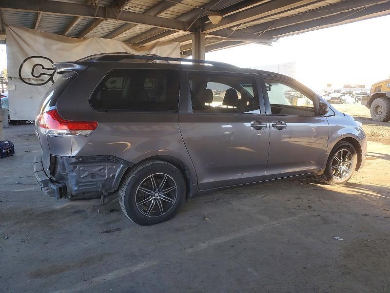 2013 Toyota Sienna xle 8-passenger